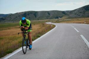 bici da corsa per atleta di triathlon foto