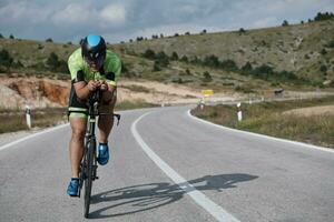 bici da corsa per atleta di triathlon foto