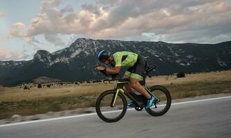 bici da corsa per atleta di triathlon foto