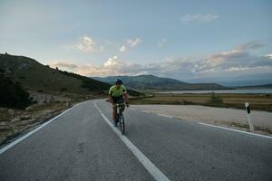 bici da corsa per atleta di triathlon foto