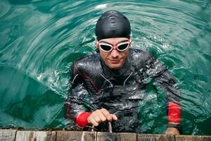 ritratto di nuotatore triatleta che indossa la muta durante l'allenamento foto