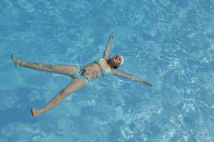 la donna si rilassa in piscina foto