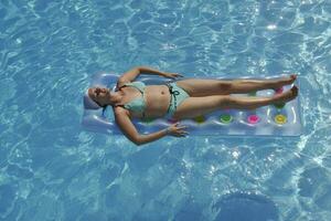 la donna si rilassa in piscina foto