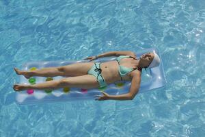 la donna si rilassa in piscina foto