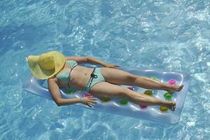 la donna si rilassa in piscina foto