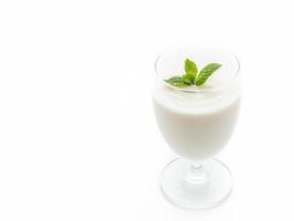 un bicchiere di yogurt su sfondo bianco foto