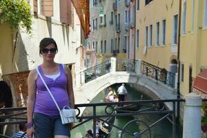 turista donna avere bellissimo vacanza tempo nel Venezia foto