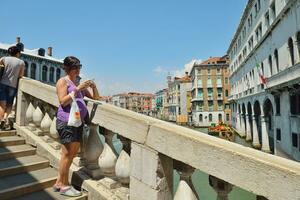 turista donna avere bellissimo vacanza tempo nel Venezia foto