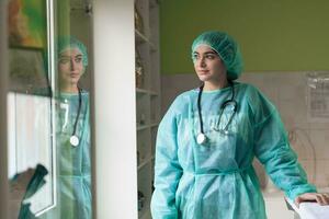 ritratto di il femmina chirurgo dopo un operazione su animale ospedale clinica chirurgia camera foto
