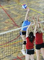 ragazze che giocano a pallavolo indoor foto