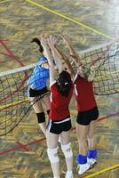 ragazze che giocano a pallavolo indoor foto