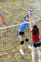 ragazze che giocano a pallavolo indoor foto