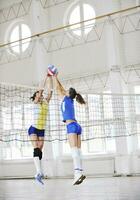 ragazze che giocano a pallavolo indoor foto