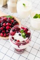 yogurt con frutti di bosco in tavola foto