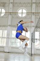 ragazze che giocano a pallavolo indoor foto