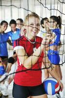 ragazze che giocano a pallavolo indoor foto