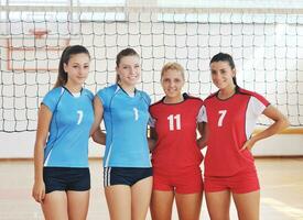 ragazze che giocano a pallavolo indoor foto