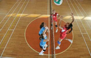 ragazze che giocano a pallavolo indoor foto