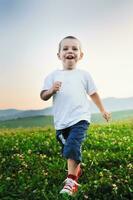 contento bambino avere divertimento all'aperto foto