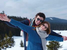 contento giovane coppia avendo divertimento su fresco mostrare su inverno vacanza foto