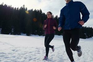 coppia jogging al di fuori su neve foto