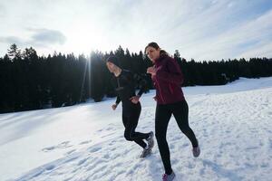 coppia jogging al di fuori su neve foto