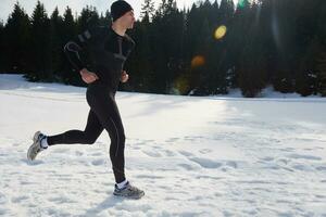 jogging su neve nel foresta foto