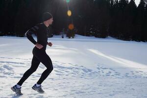 jogging su neve nel foresta foto