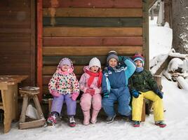 poco bambini gruppo seduta insieme nel davanti di di legno cabina foto