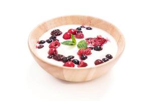 yogurt con frutti di bosco su fondo bianco