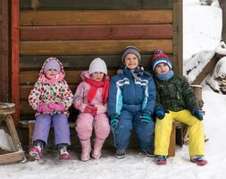 poco bambini gruppo seduta insieme nel davanti di di legno cabina foto