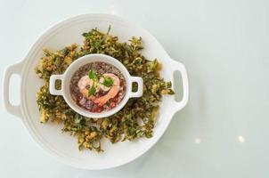 insalata piccante di crescione fritto croccante - cibo asiatico foto