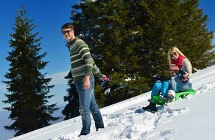 famiglia avendo divertimento su fresco neve a inverno foto