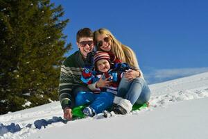 famiglia avendo divertimento su fresco neve a inverno vacanza foto