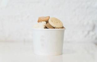 gelato artigianale in coppetta con biscotto foto