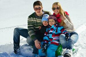 famiglia avendo divertimento su fresco neve a inverno foto