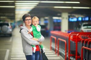 madre con bambino nel shopping foto