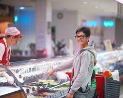 donna in un supermercato foto