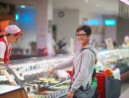 donna in un supermercato foto