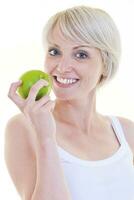 contento giovane donna mangiare verde Mela isolato su bianca foto