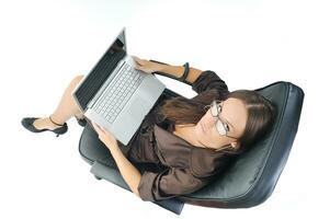 attività commerciale donna con il computer portatile isolato su bianca foto