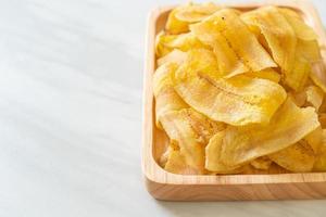 chips di banana - banana affettata fritta o al forno foto