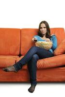 giovane donna mangiare Popcorn e Guardando tv foto