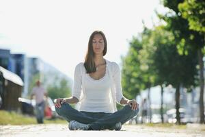 yoga a soleggiato strada foto