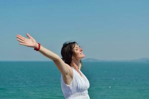 felice giovane donna con le braccia allargate al cielo foto