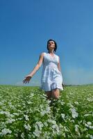 giovane donna felice in campo verde foto