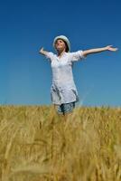 giovane donna nel campo di grano in estate foto