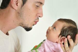 interno ritratto con contento giovane famil e carino poco bambino foto