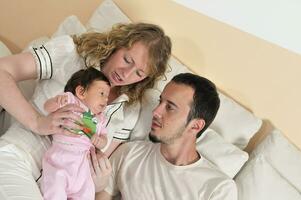 interno ritratto con contento giovane famiglia e carino poco bambino foto