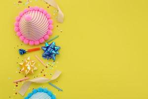 sfondo di buon compleanno, decorazione colorata per feste distese piatte